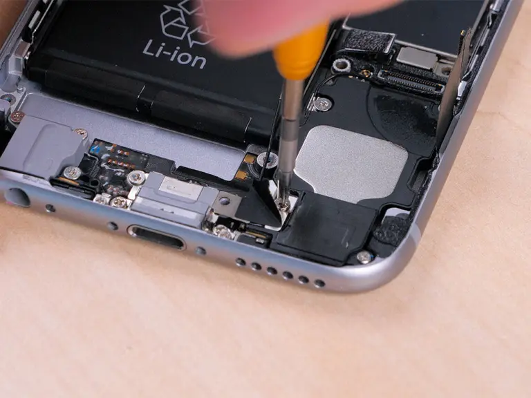iPhone 6s dock connector vervangen bij oplaadproblemen!